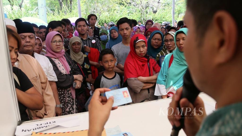 Warga yang telah melakukan perekaman data menunggu panggilan untuk mendapatkan KTP elektronik mereka yang telah dicetak di stan Kementerian Dalam Negeri dalam Acara Nusantara Expo dan Forum 2017 di Teater Keong Mas, Taman Mini Indonesia Indah, Jakarta, Jumat (20/10). Ribuan warga Jakarta dan sekitarnya rela antre berjam-jam untuk mendapatkan pelayanan ini. 