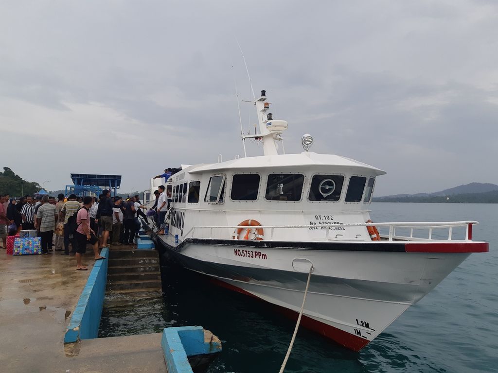 Kapal Feri MV Oceanna IX rute penyeberangan Batam-Lingga sandar di Pelabuhan Jagoh, Kecamatan Singkep, Kabupaten Lingga, Kepulauan Riau, Selasa (22/10/2019).