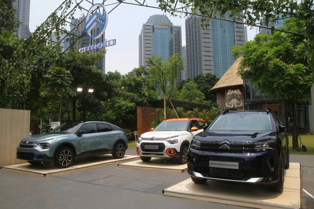 Tiga model baru mobil Citroen yang sudah dipasarkan di Indonesia pada tahun ini. Ketiga model itu adalah e-C4 (kiri), New C3, dan C5 Aircross yang dipamerkan di Plataran Hutan Kota, Gelora Bung Karno, Jakarta Pusat, Selasa (4/10/2022).