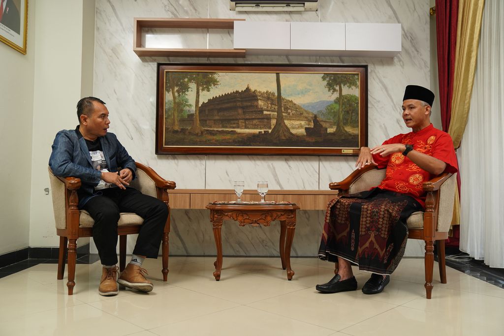 Redaktur Pelaksana Harian <i>Kompas</i> Adi Prinantyo (kiri) mewawancarai bakal capres dari  PDI-P, Ganjar Pranowo, yang juga menjabat sebagai Gubernur Jawa Tengah ini di Kantor Perwakilan Provinsi Jawa Tengah, Jakarta, pertengahan Mei 2023. 