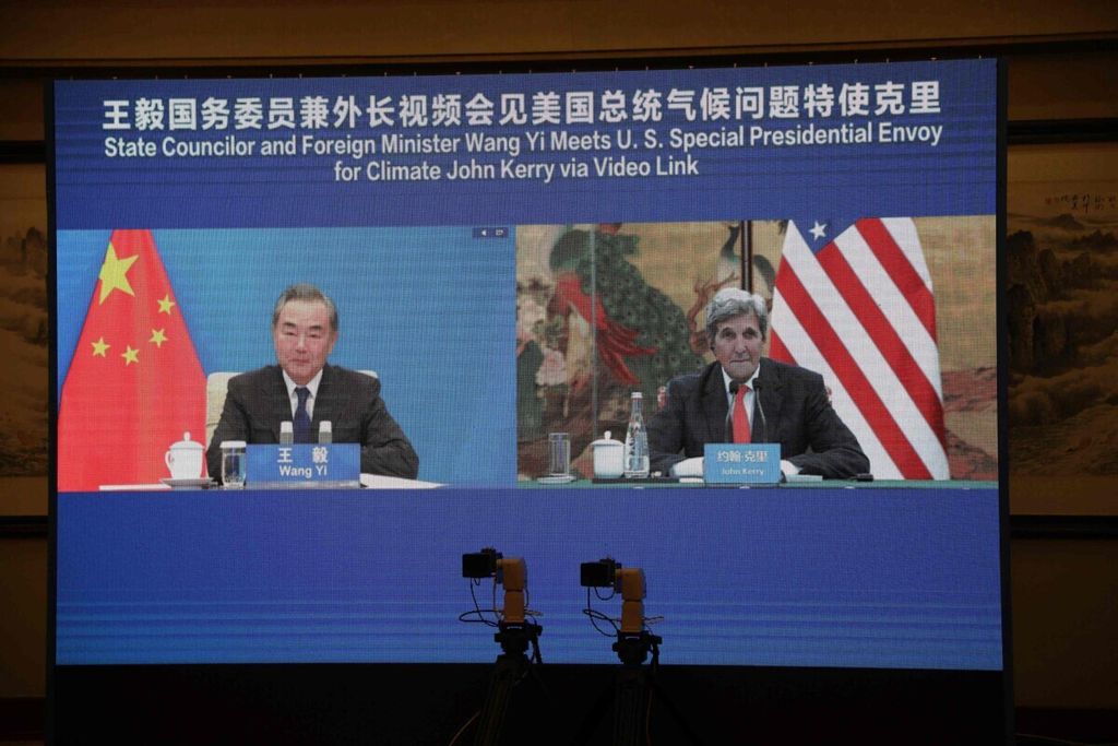 Menteri Luar Negeri China Wang Yi (kiri) dan Utusan Khusus Presiden Amerika Serikat untuk Urusan Iklim John Kerry berjumpa daring membicarakan krisis iklim, 1 September 2021. Tangkapan layar ini diedarkan oleh Departemen Luar Negeri AS.