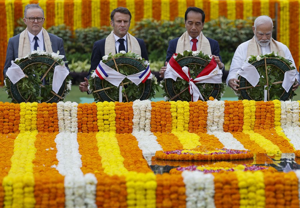 Perdana Menteri India Narendra Modi (kanan), Presiden Prancis Emmanuel Macron (2 kiri), Presiden RI Joko Widodo (dua kanan) dan Perdana Menteri Australia Anthony Albanese (kiri) memberikan penghormatan pada peringatan Mahatma Gandhi di Raj Ghat di sela-sela KTT G20 di New Delhi pada 10 September 2023. 