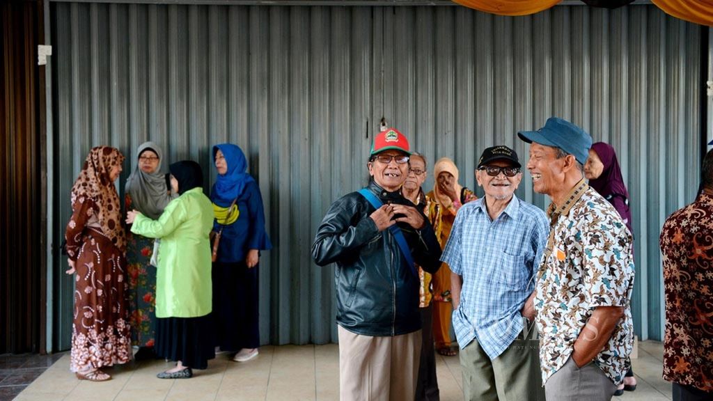 Warga lansia menunggu kantor buka untuk mengambil uang pensiun mereka di Bank BTPN, Banyumanik, Kota Semarang, Jawa Tengah, Senin (3/12/2018). Uang pensiun tersebut menjadi tumpuan mereka untuk memenuhi kebutuhan hidup setelah tidak bekerja dan menikmati masa tua.