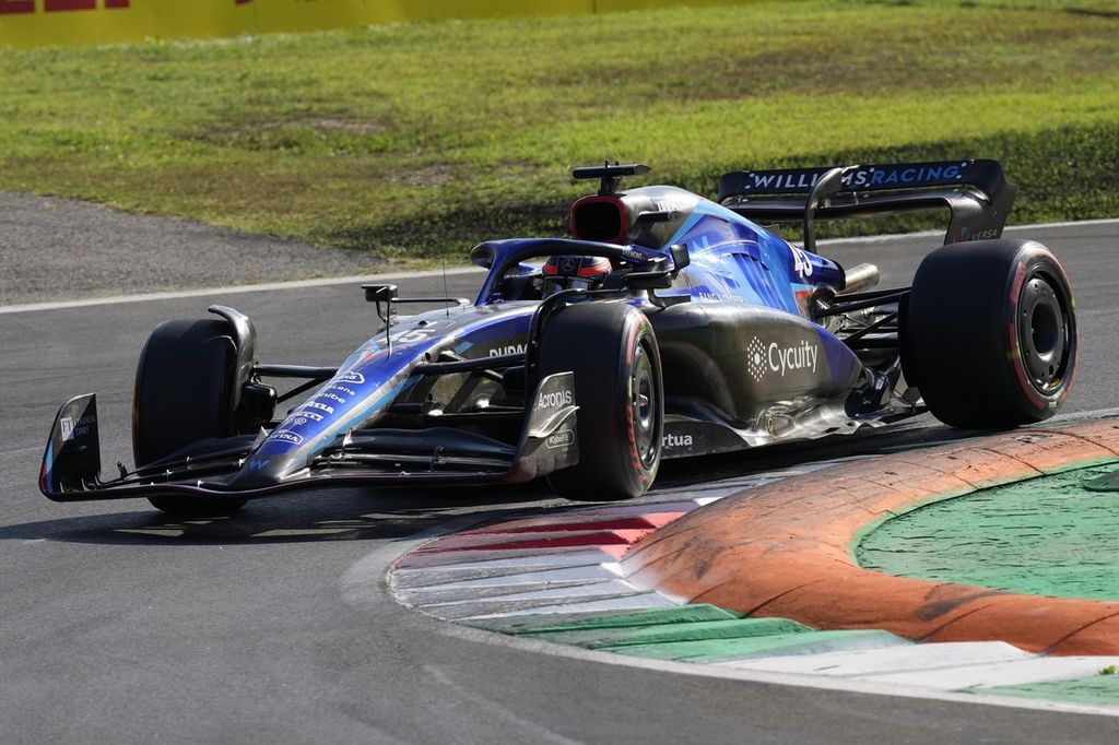 Pebalap tim Williams Nyck de Vries memacu mobilnya pada sesi kualifikasi F1 seri Italia di Sirkuit Monza , Sabtu (10/9/2022). Saat lomba, Nyck de Vries finis di posisi kesembilan. 