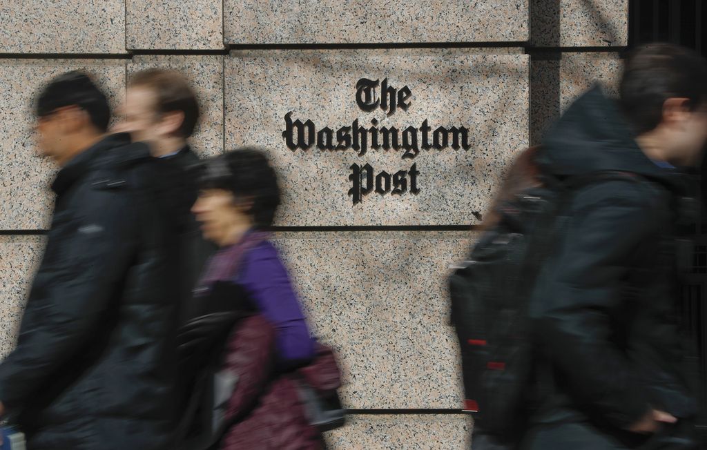 Warga berjalan melewati One Franklin Square Building, kantor pusat koran <i>The Washington Post</i>, di pusat kota Washington DC, Amerika Serikat, 21 Februari 2019. 