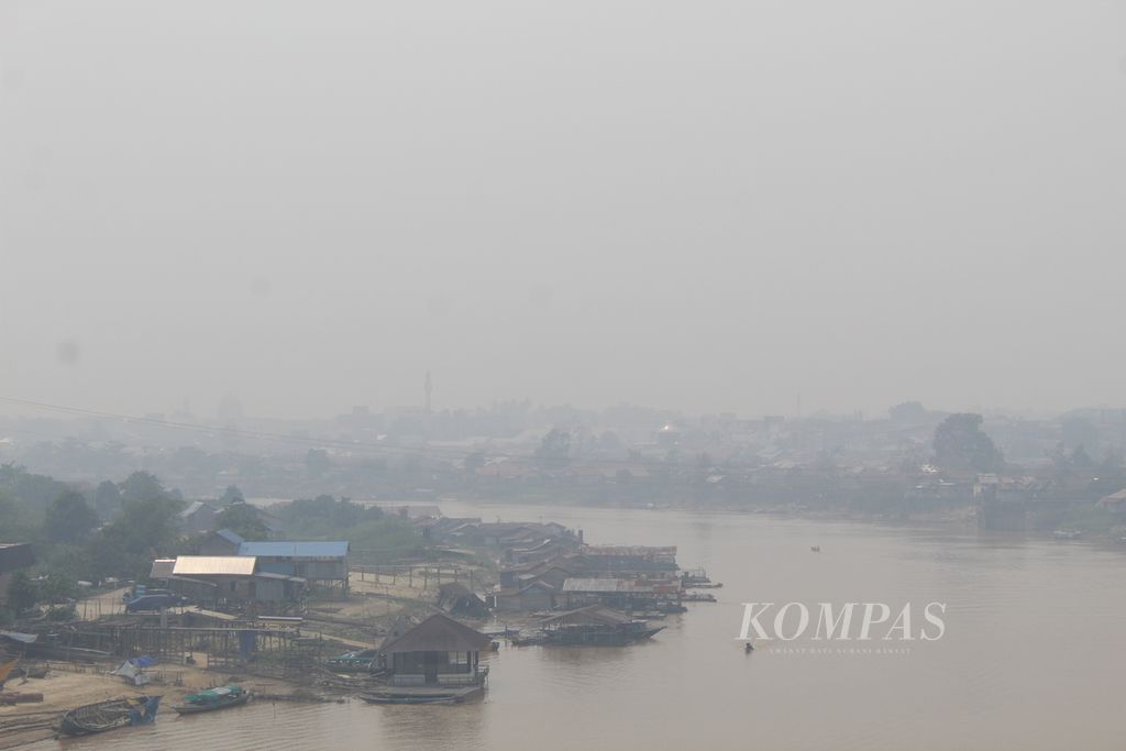 Kabut asap tebal menyelimuti ibu kota Kalimantan Tengah, Kota Palangkaraya, pada Kamis (28/9/2023). Kabut asap muncul seiring meningkatnya intensitas kebakaran lahan di kota tersebut. Aktivitas warga pun terganggu.