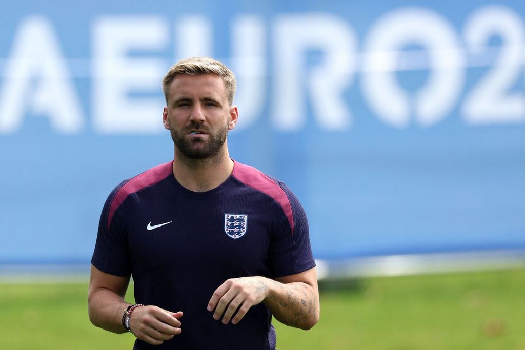 Bek Inggris, Luke Shaw, menghadiri sesi latihan di markas tim di Blankenhain, Thuringia, Jerman, menjelang pertandingan sepak bola babak 16 besar Piala Eropa 2024 melawan Slowakia, Sabtu (29/6/2024).