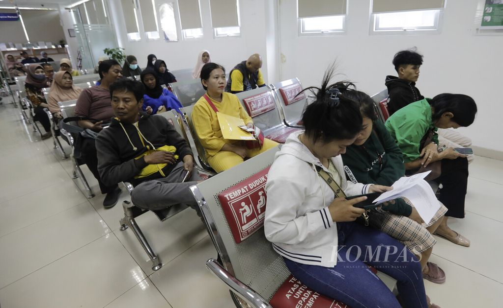 Antrean nasabah di kantor cabang pelayanan BPJS Kesehatan di kawasan Sunan Giri, Jakarta Timur, Rabu (15/5/2024). Berdasarkan Peraturan Presiden (Perpres) Nomor 59 Tahun 2024 tentang perubahan ketiga atas Peraturan Presiden Nomor 82 Tahun 2018 tentang Jaminan Kesehatan yang diundangkan dan ditandatangani Presiden pada 8 Mei 2024, pemerintah menyebut tentang adanya kelas rawat inap standar (KRIS). Semua peserta BPJS Kesehatan akan memperoleh kualitas ruang perawatan yang relatif serupa dengan KRIS tersebut. Pemerintah akan menerapkan kelas rawat inap standar atau KRIS bagi peserta BPJS Kesehatan di fasilitas kesehatan paling lambat 30 Juni 2025. Perpres tersebut tidak menghapus kelas BPJS Kesehatan, melainkan menyederhanakannya melalui penerapan KRIS. Pemerintah berupaya menyederhanakan layanan kesehatan bagi masyarakat, antara lain, dengan penghapusan kelas III dalam layanan Badan Penyelenggara Jaminan Sosial atau BPJS Kesehatan. Peserta BPJS kelas III direncanakan akan dinaikkan kelasnya ke kelas II dan kelas I. Teknis dari rencana kenaikan kelas perawatan tersebut akan dituangkan dalam peraturan menteri kesehatan atau permenkes yang akan disiapkan Kementerian Kesehatan. 