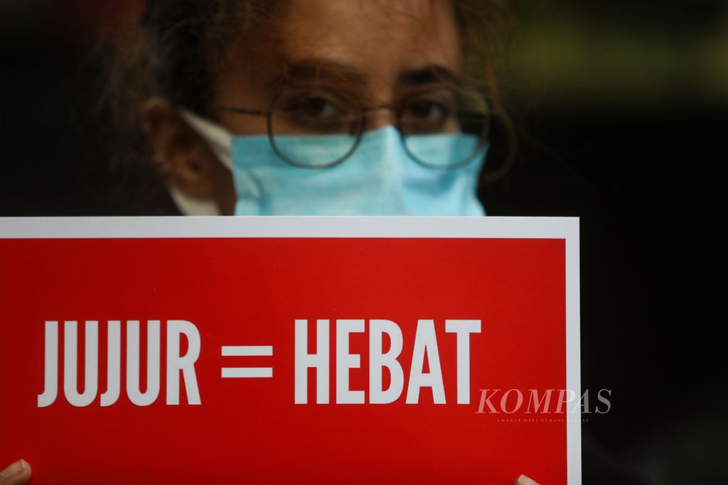 Poster yang dibawa aktivis Koalisi Masyarakat Antikorupsi Indonesia saat unjuk rasa menyikapi dugaan upaya pelemahan KPK di depan Gedung KPK, Jakarta, (18/5/2021). 