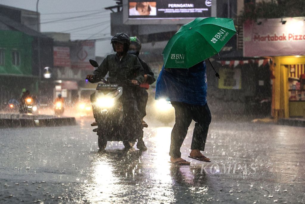Hujan deras mengguyur kawasan Pondok Cabe, Tangerang Selatan, Banten, Jumat (23/9/2022). 