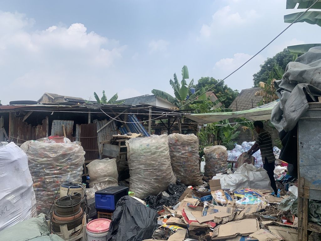 Aktivitas pengumpul sampah di dekat lokasi pembakaran sampah liar di belakang RSU Tangerang Selatan, Selasa (8/8/2023). Saat ini dilokasi tersebut telah terpasang spanduk imbauan dari Dinas Lingkungan Hidup Tangerang Selatan.