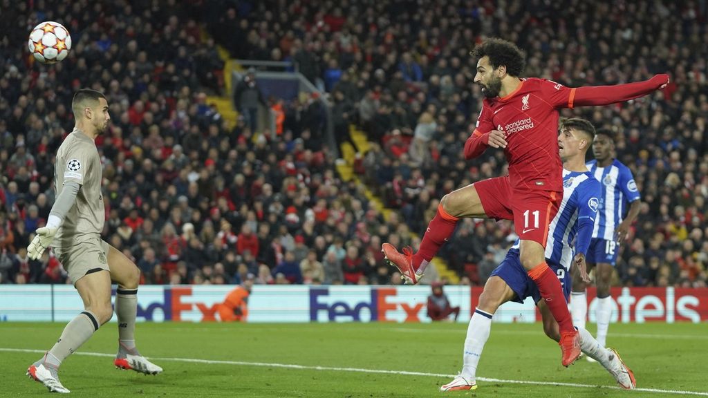 Pemain Liverpool, Mohamed Salah (tengah) melepaskan tembakan yang gagal diantisipasi kiper Porto, Diogo Costa. Kemenangan atas FC Porto ini semakin mempertebal rekor tak terkalahkan The Reds atas Porto menjadi tujuh kali menang dan 3 imbang dalam 10 pertemuan terakhir. 