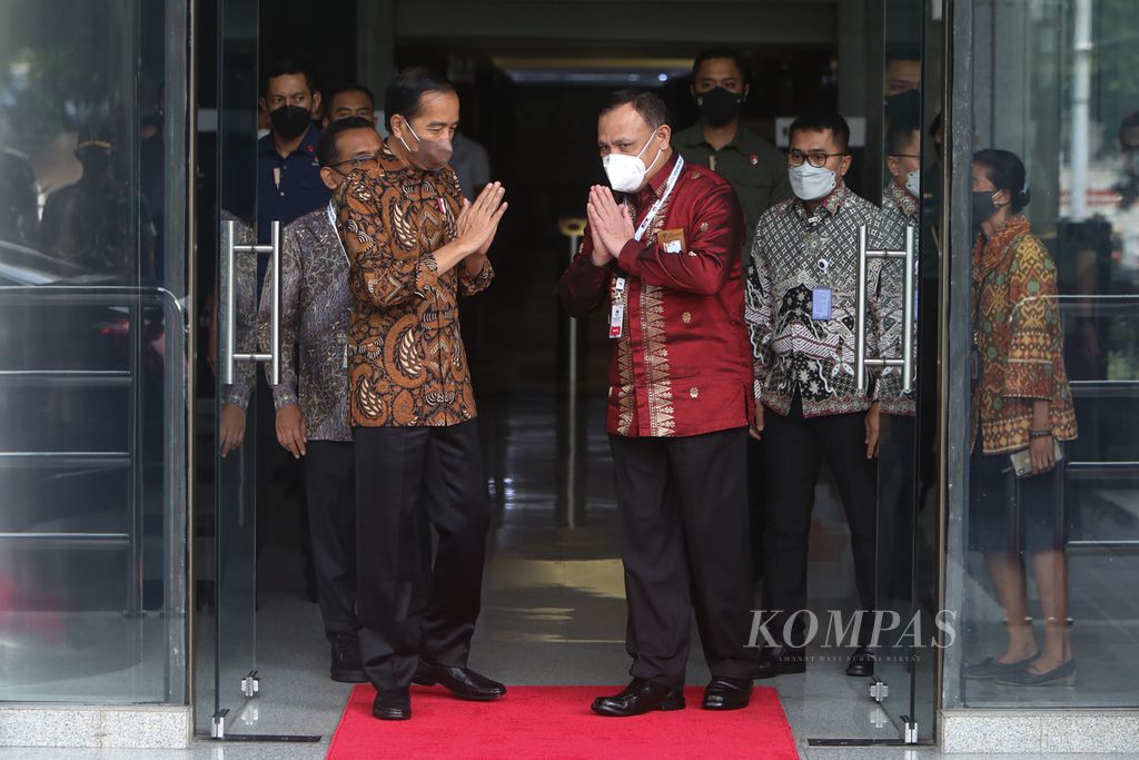 Presiden Joko Widodo diantar Ketua Komisi Pemberatantasan Korupsi Firli Bahuri seusai mengikuti peringatan Hari Antikorupsi Sedunia 2021 di Gedung KPK, Jakarta, Kamis (9/12/2021). 