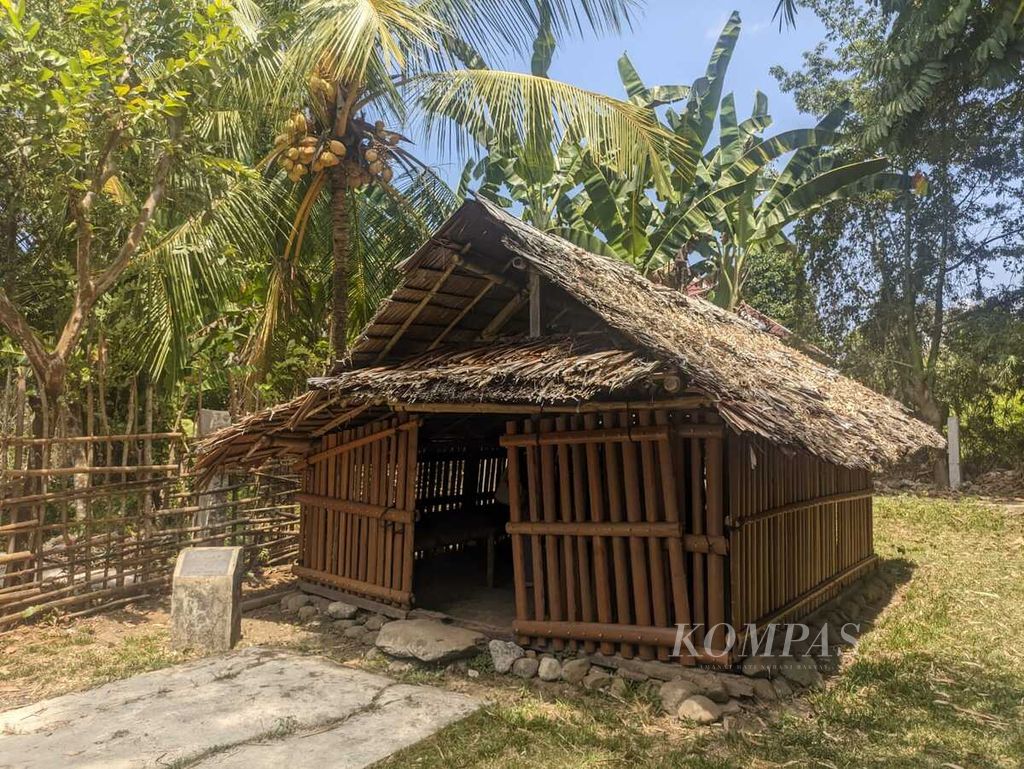 Rumah pertemuan bagi para tetua adat Kaitetu untuk meminta petunjuk dari para leluhur sebelum memulai acara adat di Kaitetu, Maluku Tengah, Maluku, Kamis (16/11/2023).