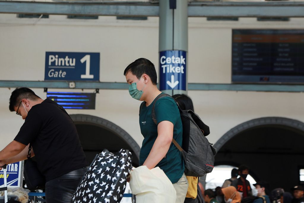 Penumpang mendorong koper untuk masuk kedalam kereta di Stasiun Pasar Senen, Jakarta Pusat, Senin (19/12/2022). PT Kereta Api Indonesia (KAI) Menjelang libur Natal 2022 dan Tahun Baru 2023 menambah jumlah tiket kereta api jarak jauh sebanyak 2.236.021. Sekitar 20 persen di antaranya, atau 429.249 tiket, sudah dipesan masyarakat hingga 8 Desember 2022. PT KAI pun menambah operasional jumlah kereta untuk mengantisipasi peningkatan mobilitas masyarakat. Penambahan tersebut dilakukan untuk kereta jarak jauh dengan rute pulang pergi seperti Jakarta-Solo, Jakarta-Surabaya, Bandung-Purwokerto, dan Yogyakarta-Surabaya. 