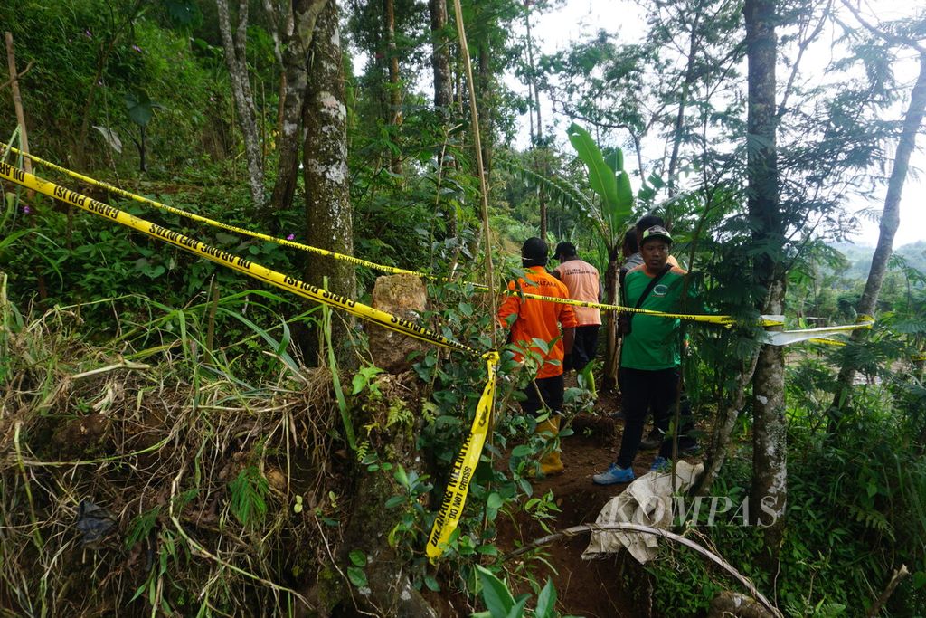 Sejumlah sukarelawan melanjutkan pencarian korban pembunuhan Slamet Tohari di kebun singkong di Desa Balun, Wanayasa, Banjarnegara, Jawa Tengah, Selasa (4/4/2023).