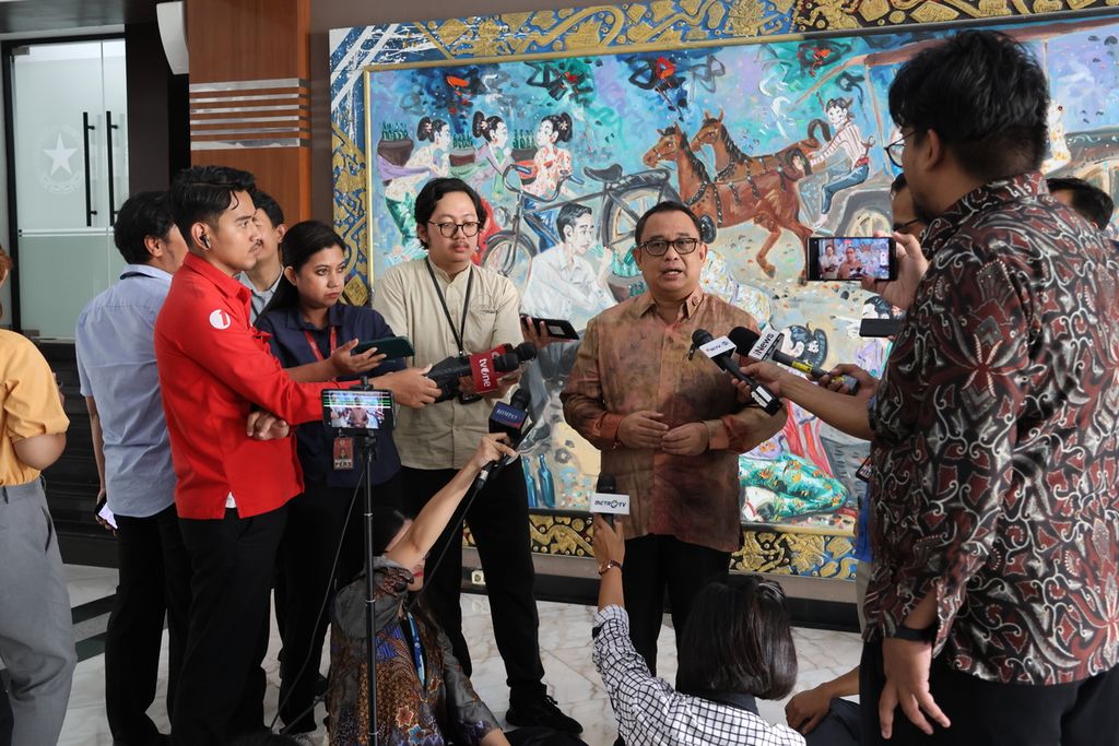 Koordinator Staf Khusus Presiden Anak Agung Gde Ngurah Ari Dwipayana memberikan keterangan kepada wartawan di Kantor Kementerian Sekretariat Negara, Jakarta, Jumat (2/2/2024).