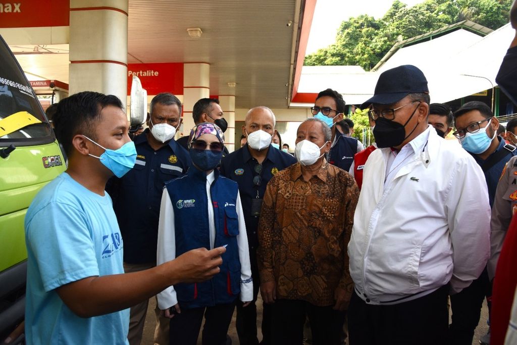 Menteri ESDM Arifin Tasrif melakukan inspeksi mendadak di SPBU Sungai Pinang, Samarinda, Kalimantan Timur, Kamis (7/4/2022).