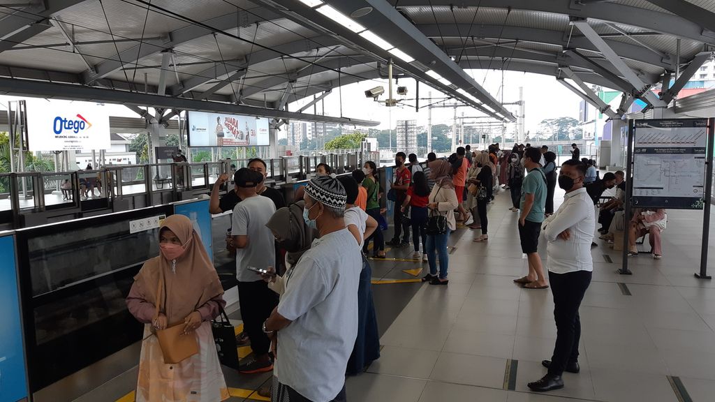 Penumpang menanti kereta MRT di Stasiun Lebak Bulus, Jakarta Selatan, Rabu (5/4/2022).