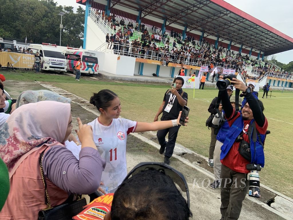 Pemain sayap kanan DKI Jakarta, Sabreena Dressler, melayani permintaan penggemar untuk berswafoto seusai laga final sepak bola putri PON di Stadion Mini Pancing, Deli Serdang, Sumut, Sabtu (14/9/2024) sore. Tim Jakarta gagal membendung Jawa Barat sehingga harus puas mendapatkan perak.