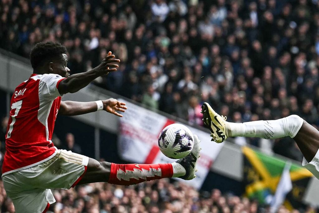 Penyerang sayap Arsenal, Bukayo Saka, mengontrol bola dalam pertandingan Liga Inggris antara Tottenham Hotspur dan Arsenal di Stadion Tottenham Hotspur, London, Minggu (28/4/2024). 