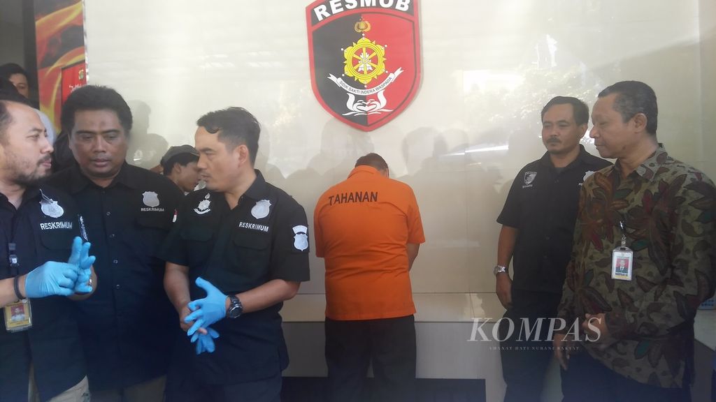 Tersangka SK (menghadap tembok) ditangkap anggota Subdit Resmob Ditreskrimum Polda Metro Jaya karena melakukan penipuan dengan mengaku Staf Khusus Presiden Bidang Intelijen.