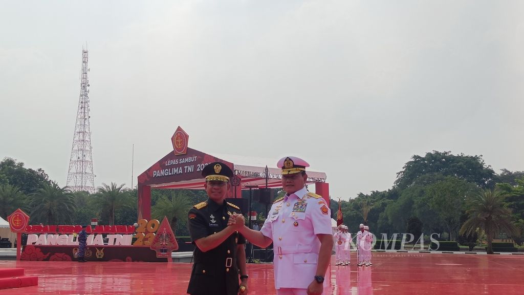 Panglima TNI Jenderal Agus Subiyanto bersama Laksamana Yudo Margono saat serah terima jabatan Panglima TNI di Markas Besar TNI, Cilangkap, Jakarta Timur, Rabu (22/11/2023). 