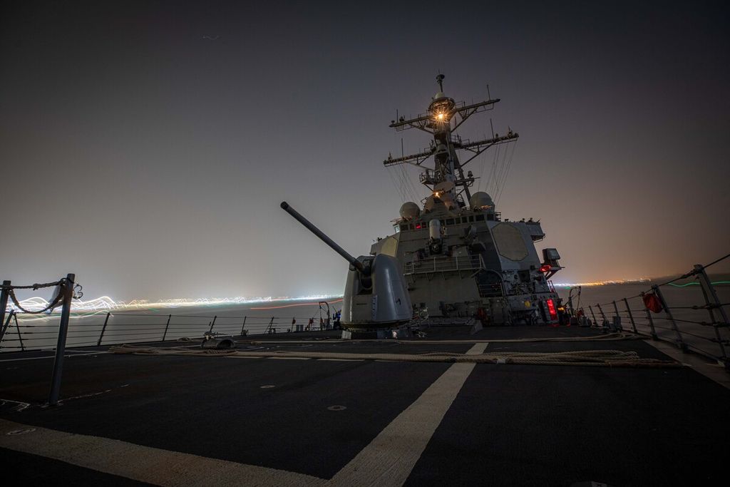 Kapal perusak kelas Arleigh Burke milik Amerika Serikat, USS Carney, melewati Terusan Suez, 26 November 2023. Kapal itu pada 16 Desember 2023 menembak jatuh belasan pesawat nirawak yang diluncurkan kelompok Houthi di Laut Merah. 