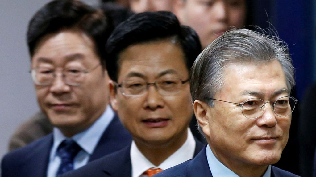 Para kandidat  presiden Korsel dari Partai Demokrat, Selasa (14/3), di Seoul, menghadiri acara deklarasi kesediaan untuk bertarung secara jujur dalam persiapan penentuan calon presiden dari partai tersebut. Kandidat-kandidat itu (dari kanan ke kiri)  ialah  Moon Jae-in, Choi Sung, dan Lee Jae-myung.