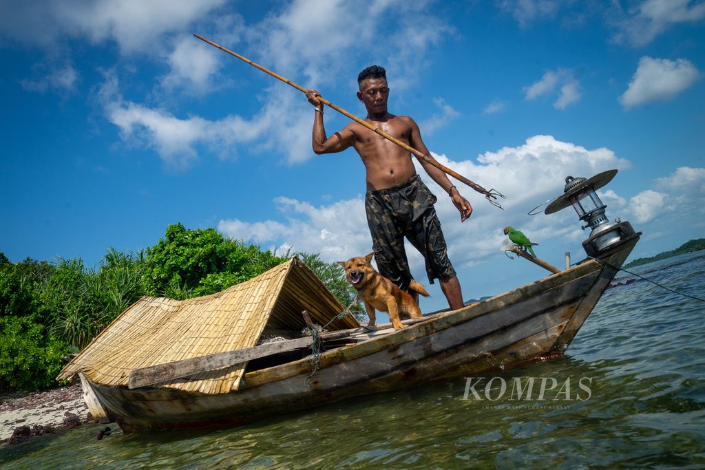 A resident of the Sea Tribe, Jang, uses a spear (spear) while catching fish in the waters near Egg Island, Temiang Pesisir District, Lingga Regency, Riau Islands, Saturday (16/7/2022).