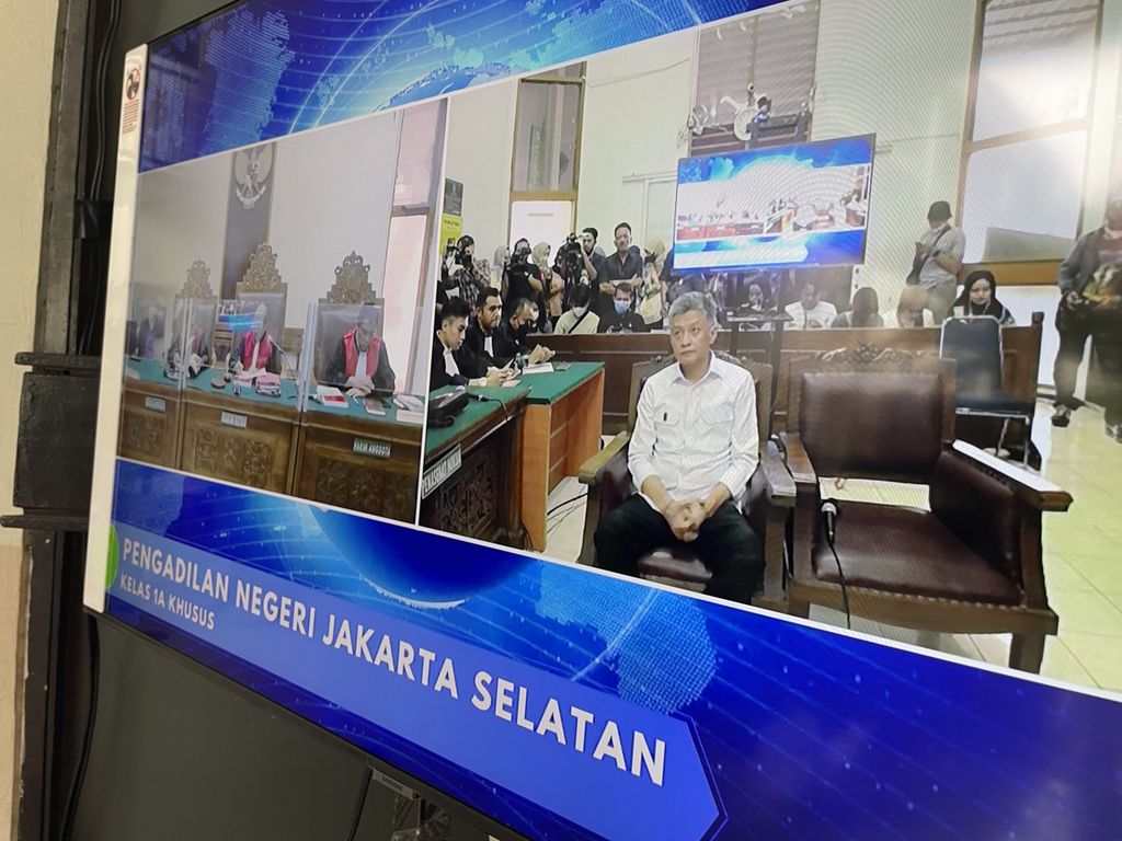 Televisi di depan ruang sidang menampilkan terdakwa perintangan penyidikan perkara pembunuhan Brigadir J atau Nofriansyah Yosua Hutabarat, Hendra Kurniawan, menjalani sidang tuntutan di Pengadilan Negeri Jakarta Selatan, Jumat (27/1/2023).