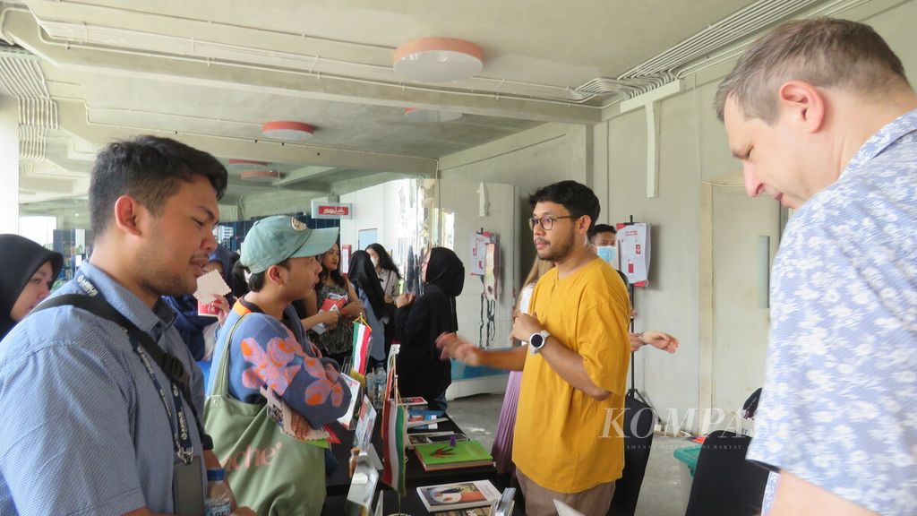 Visitors approached the exhibition booth showcasing higher education in Hungary and sought consultation at the "Hungary Welcomes the World: Stipendium Hungaricum Scholarship and Career Expo" event on Saturday (14/10/2023) at Martha Christina Tiahahu Literacy Park in Jakarta.