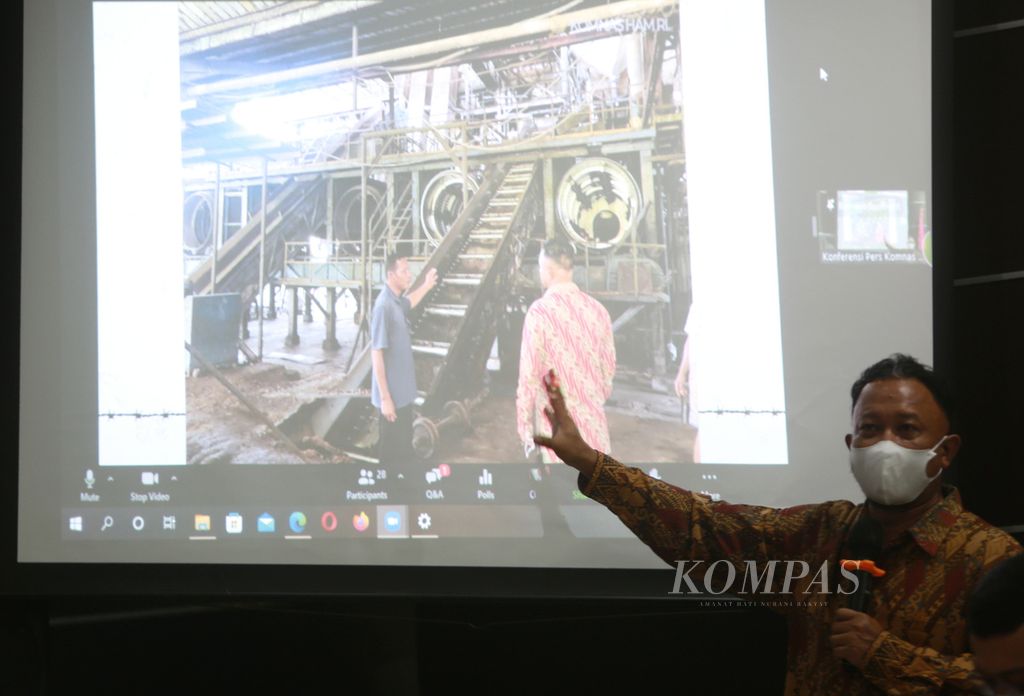 Komisioner Komnas HAM Choirul Anam menunjukkan foto pabrik saat mengumumkan hasil pemantauan dan penyelidikan kekerasan di kerangkeng manusia di kediaman Bupati Langkat nonaktif Terbit Rencana Perangin-Angin di Kantor Komnas HAM, Jakarta, Rabu (2/3/2022). 