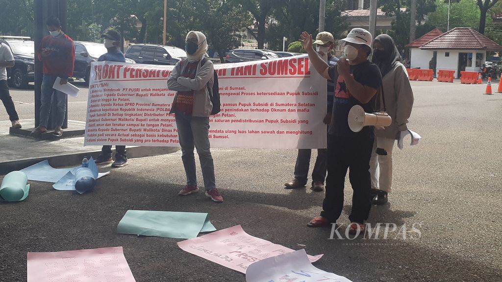 Kelompok yang menamakan diri Front Persatuan Buruh Tani Sumatera Selatan berunjuk rasa di depan Kantor Gubernur Sumsel, Senin (7/2/2022). Mereka menuntut agar pemerintah meningkatkan pengawasan terhadap distribusi pupuk bersubsidi karena saat ini petani di Sumsel terjepit kesulitan mendapatkan pupuk untuk sawah mereka.