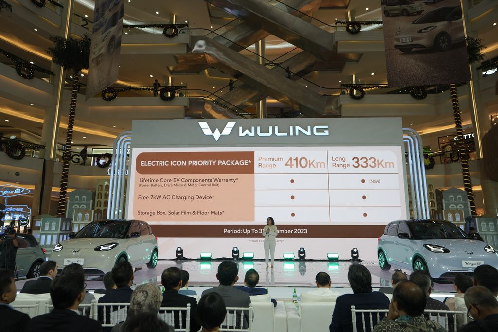 Dian Asmahani, Sales and Marketing Directors Wuling Motors, mempresentasikan perbedaan dua varian BinguoEV, mobil listrik terbaru dari Wuling di Mal Kota Kasablanka, Jakarta Selatan, Jumat (15/12/2023).