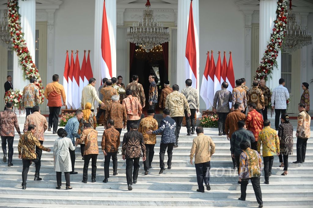 Presiden Joko Widodo bersama Wakil Presiden Ma'ruf Amin memasuki Istana Merdeka, Jakarta, seusai berfoto bersama para menteri yang akan dilantik, Rabu (23/10/2019). Hari itu, Presiden Joko Widodo mengumumkan susunan kabinet pemerintahannya yang diberi nama Kabinet Indonesia Maju. 