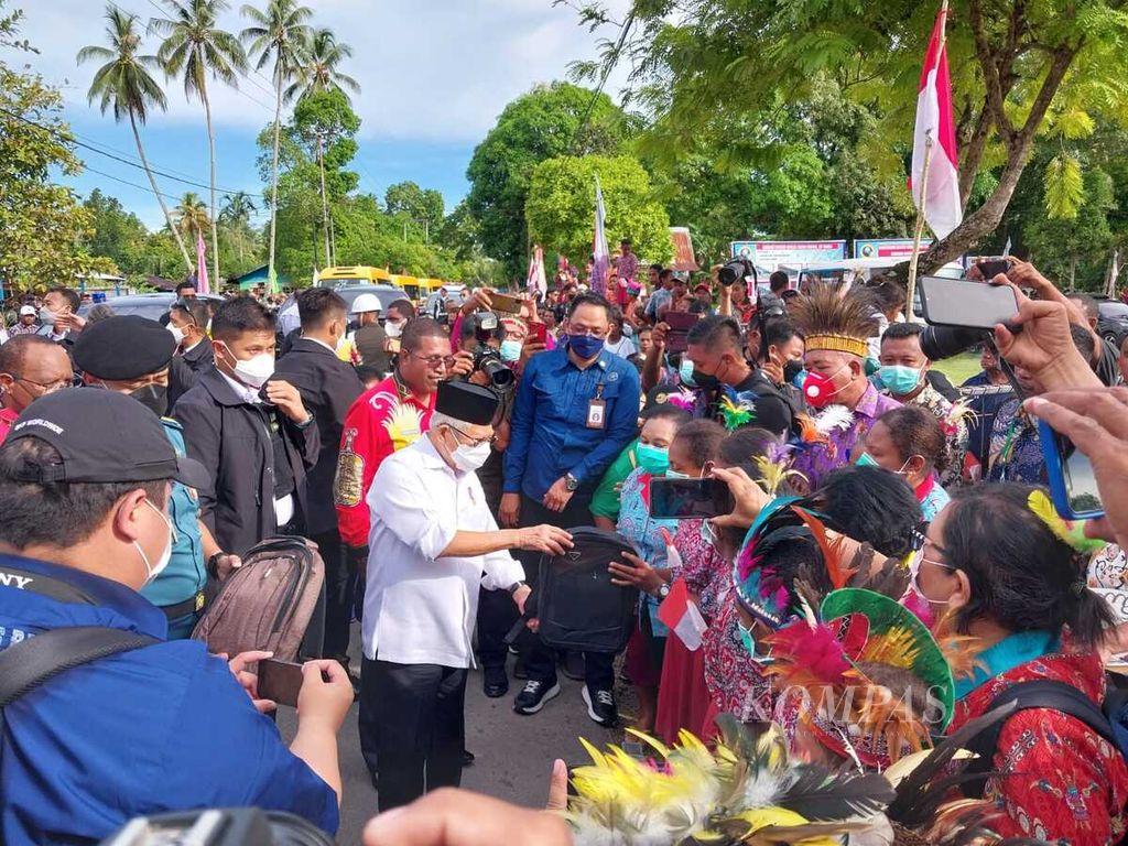 Wakil Presiden Ma'ruf Amin turun dari mobil dan menyapa anak sekolah yang berdiri di depan SD YPK IV Sburia Biak Kota, Kecamatan Swapodibo, Distrik Biak Kota, Kabupaten Biak Numfor, Papua, Jumat (2/12/2022).