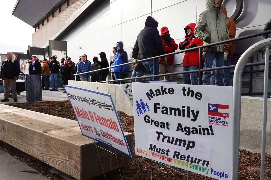 Para tamu mengantre untuk menghadiri kampanye yang diselenggarakan calon presiden dari Partai Republik dan mantan Presiden Donald Trump pada 19 Desember 2023 di Waterloo, Iowa, AS.
