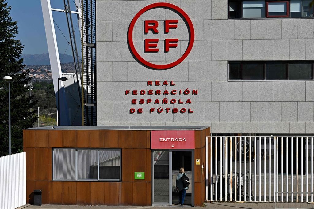 Seseorang memasuki kantor Federasi Sepak Bola Spanyol (RFEF), tempat di mana polisi memeriksa kantor komisi wasit, di Las Rozas, Madrid, Kamis (28/9/2023). Kasus itu melibatkan FC Barcelona yang dituduh menyuap Wakil Presiden Komite Teknis Wasit RFEF, Jose Maria Enriquez Negreira, selama 17 tahun, dengan nilai suap mencapai 8,4 juta euro (Rp 137,68 miliar).