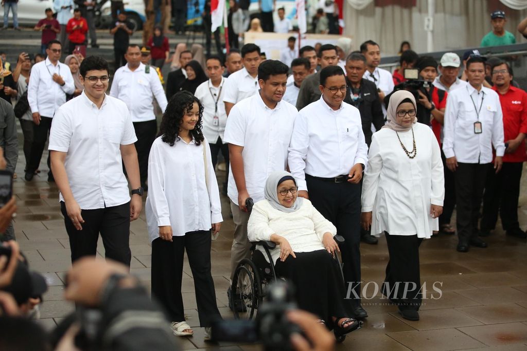 Calon presiden Anies Baswedan didampingi ibu, istri, anak, dan menantu akan menyalurkan hak pilihnya di TPS 60 Kelurahan Cilandak Barat, Cilandak, Jakarta Selatan, Rabu (14/2/2024). 