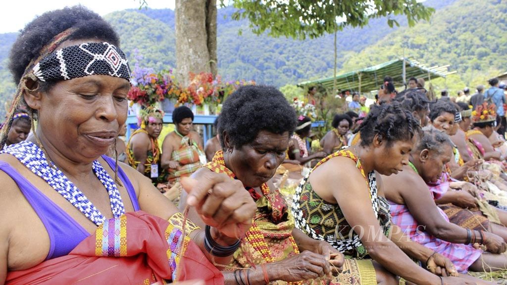 Women in the Arfak Mountains Regency, West Papua, show how to make noken, Saturday (23/2/2019).