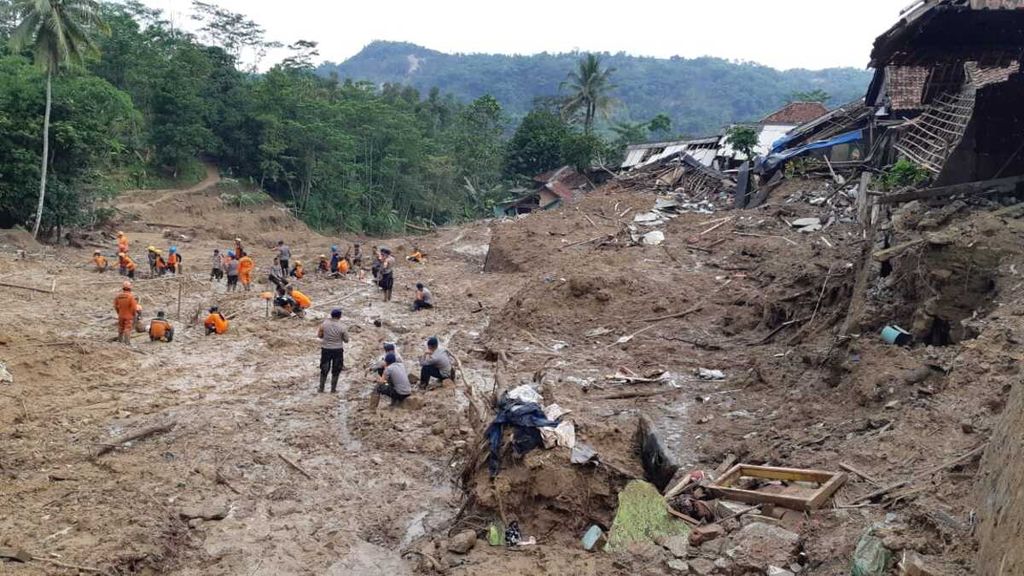 Pencarian korban longsor di Desa Sinar Harapan, Harkatjaya, Kecamatan Sukajaya, Kabupaten Bogor, Jawa Barat, Kamis (9/1/2020).