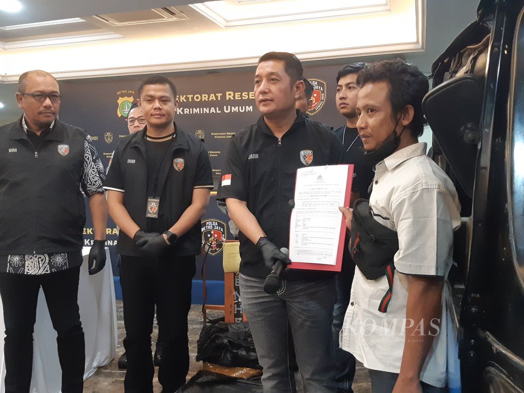 Jajaran Dirkrimum Polda Metro Jaya menyerahkan bajaj hasil curian kepada salah satu korban yakni Haris (36) di Markas Polda Metro Jaya, Jumat (26/7/2024). Bajajnya dicuri oleh sindikat pencuri bajaj yang dalam 18 bulan sudah memboyong 18 bajaj dari seluruh wilayah Jakarta.