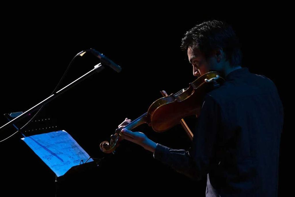 Seorang pemain biola memainkan musik karya komposer muda Hadi Suhendra alias Angga Mozaik saat Pekan Komponis Indonesia 2023 di Teater Kecil, Taman Ismail Marzuki, Jakarta, Kamis (14/9/2023).