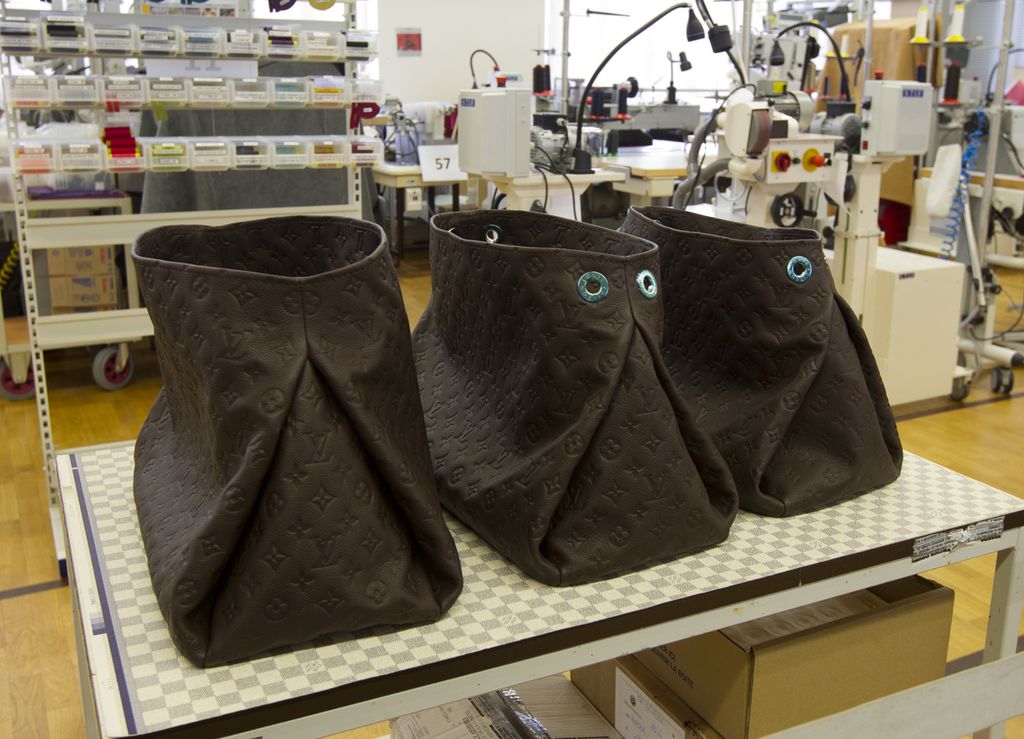Sebuah tas kulit mewah ditampilkan selama kunjungan Hari operasi khusus di LVMH, perusahaan mewah terbesar di dunia di pabrik Vuitton, di Asnieres utara, Paris, 15 Juni 2013. 