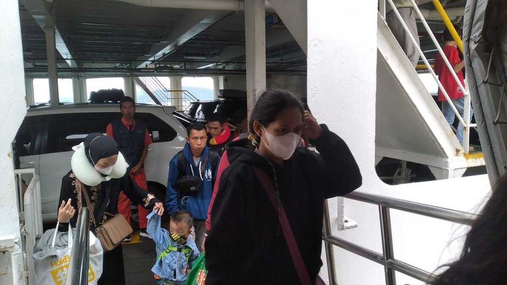 Sejumlah penumpang keluar dari kapal yang telah sampai di Pelabuhan Bakauheni, Bandar Lampung, Lampung, pada Jumat (23/12/2022).