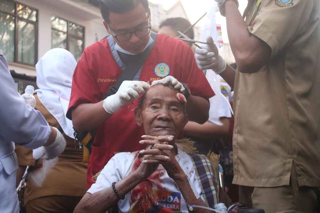 Salah satu pasien ditangani oleh petugas kesehatan di halaman Rumah Sakit Umum Daerah Sayang, Cianjur, Jawa Barat, Senin (21/11/2022).