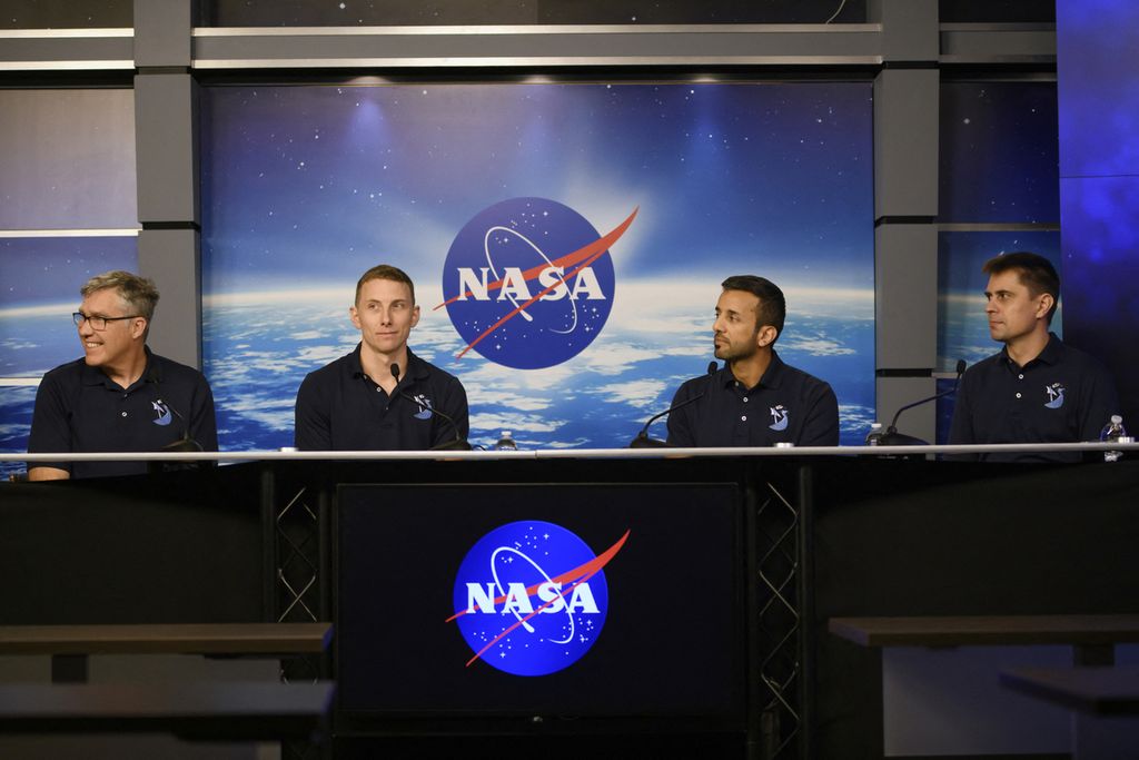 (Dari kiri ke kanan) astronot NASA dan komandan pesawat ruang angkasa, Stephen Bowen; astronot dan pilot NASA, Warren "Woody" Hoburg; astronot Uni Emirat Arab dan spesialis misi, Sultan al-Neyadi, dan kosmonot dan spesialis misi Roscosmos, Andrey Fedyaev, menyampaikan keterangan tentang misi SpaceX Crew-6 mendatang ke Stasiun Luar Angkasa Internasional, di Pusat Luar Angkasa Johnson milik NASA di Houston, Texas, AS, Rabu (25/1/2023). 