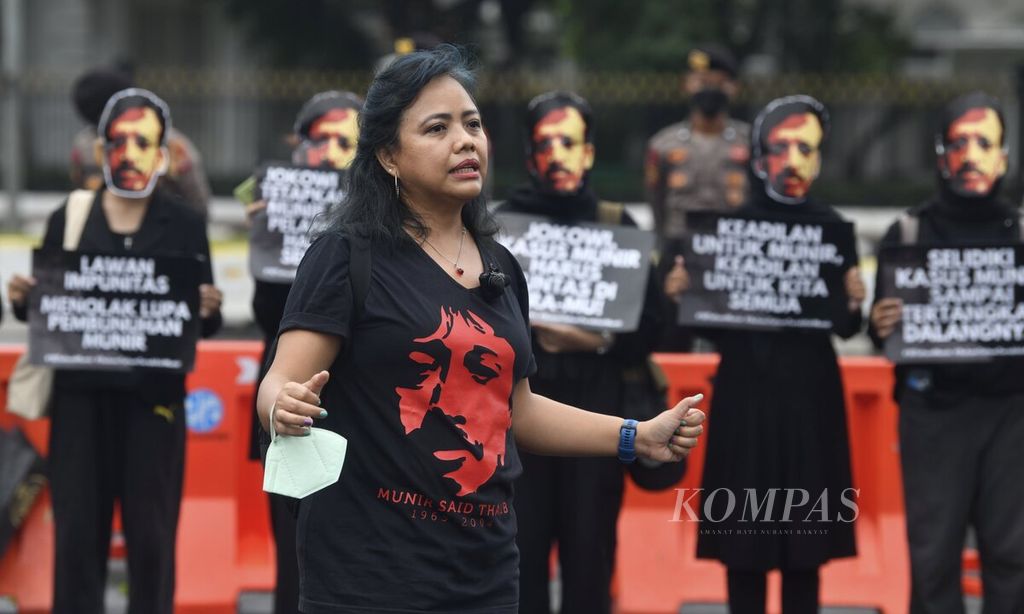 Aktivis dan pengajar Sekolah Tinggi Hukum Indonesia Jentera, Bivitri Susanti, menyampaikan orasi dalam Aksi Kamisan di depan Istana Merdeka, Jakarta, Kamis (8/9/2022). 