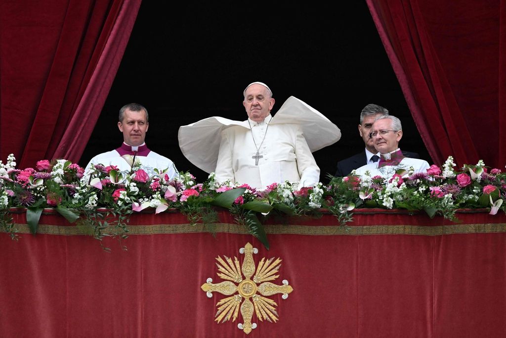 Paus Fransiskus (tengah) bersiap menyampaikan <i>urbi et orbi </i>di Basilika Santo Petrus, Vatikan, Minggu (31/3/2023). 